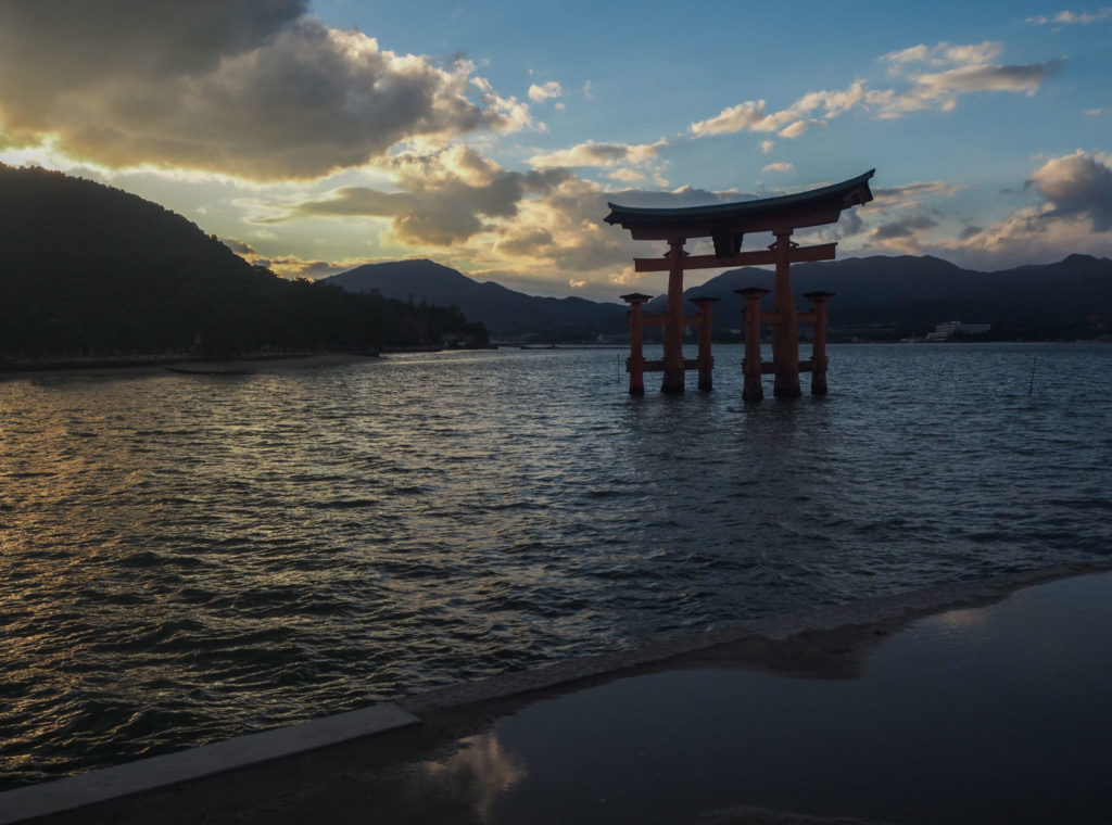 Le torii flottant de nuit à Miyajima - Visiter Miyajima en 2 jours - Japon - Impressions, que faire et que visiter à Miyajima, comment organiser son voyage et où dormir à Miyajima?