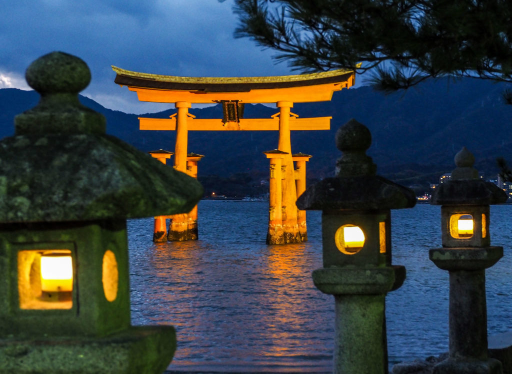 Le torii flottant de nuit à Miyajima - Visiter Miyajima en 2 jours - Japon - Impressions, que faire et que visiter à Miyajima, comment organiser son voyage et où dormir à Miyajima?