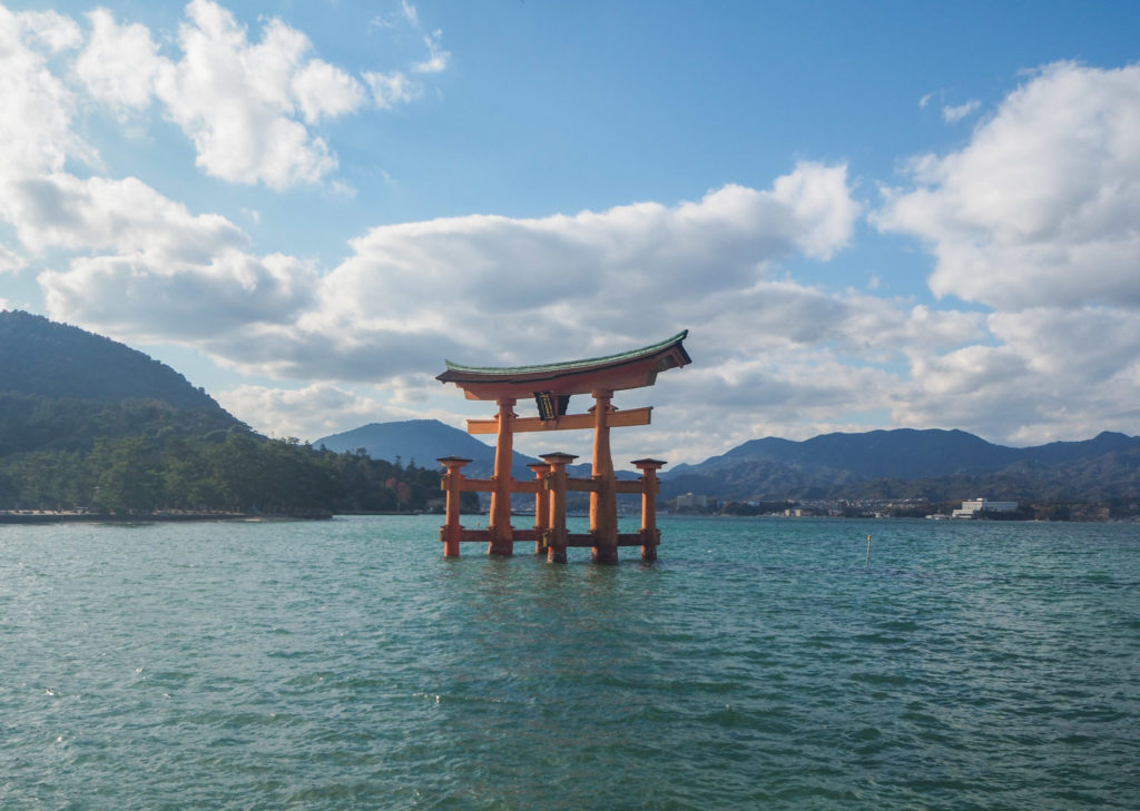 Le torii flottant à Miyajima - Visiter Miyajima en 2 jours - Japon - Impressions, que faire et que visiter à Miyajima, comment organiser son voyage et où dormir à Miyajima?