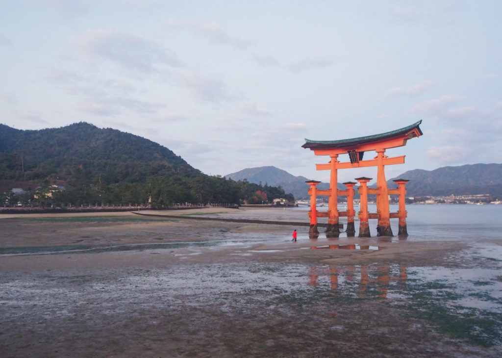 Le torii rouge flottant à Miyajima - Visiter Miyajima en 2 jours - Japon - Impressions, que faire et que visiter à Miyajima, comment organiser son voyage et où dormir à Miyajima?