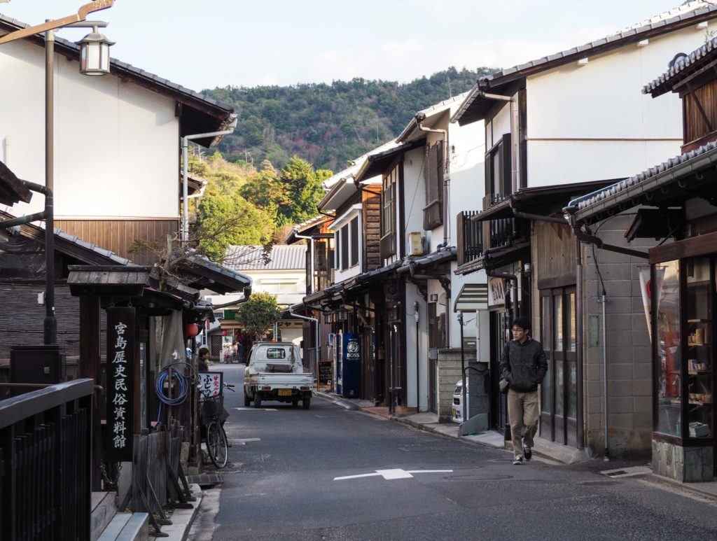 Dans les rues de Miyajima - Visiter Miyajima en 2 jours - Japon - Impressions, que faire et que visiter à Miyajima, comment organiser son voyage et où dormir à Miyajima?