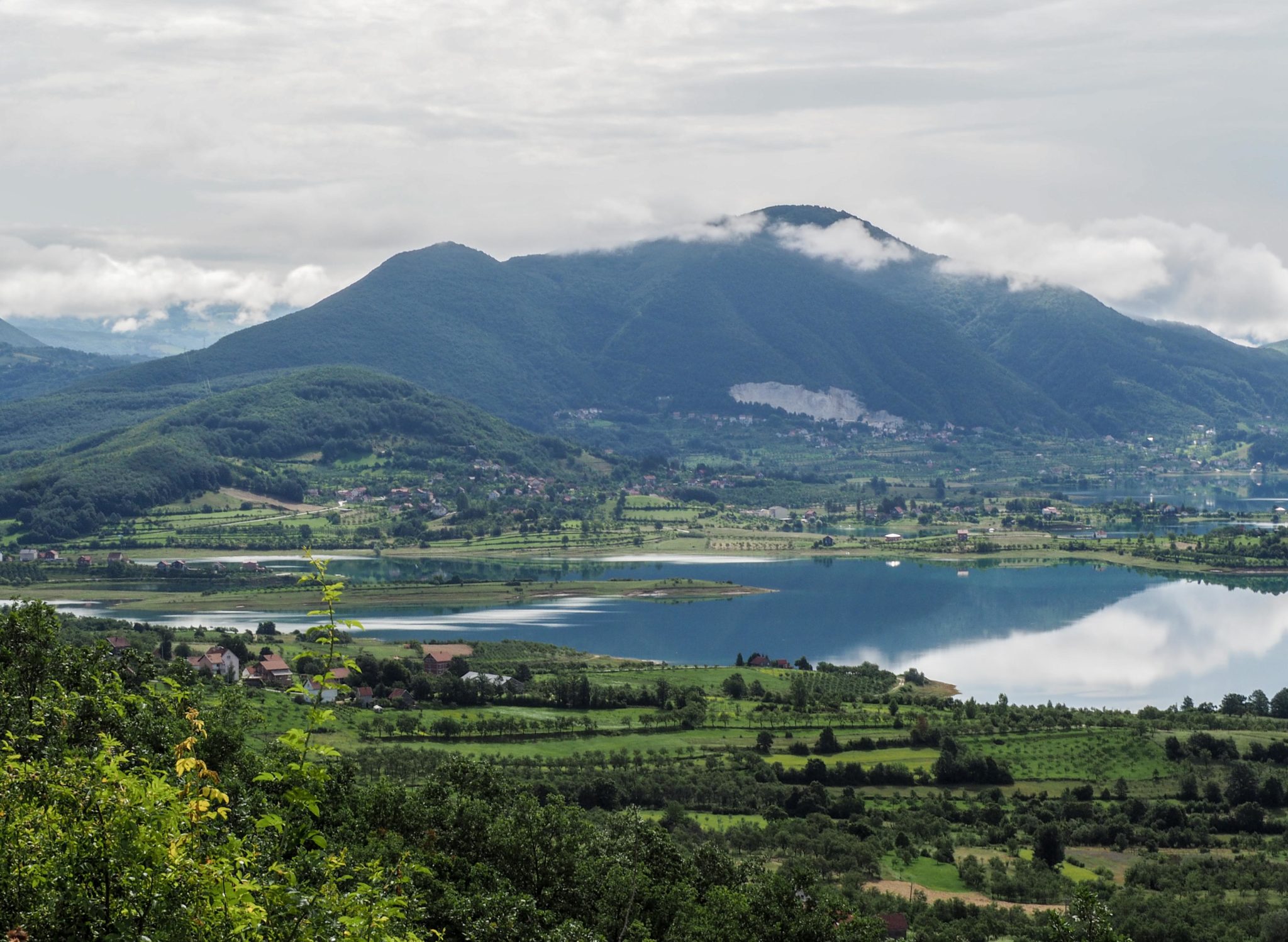 Réveil spectaculaire à Ramsko Jezero, le lac de Rama en Bosnie-Herzégovine - Un été nomade en Bosnie - Voyages et Vagabondages, le blog du voyage en solo et au féminin