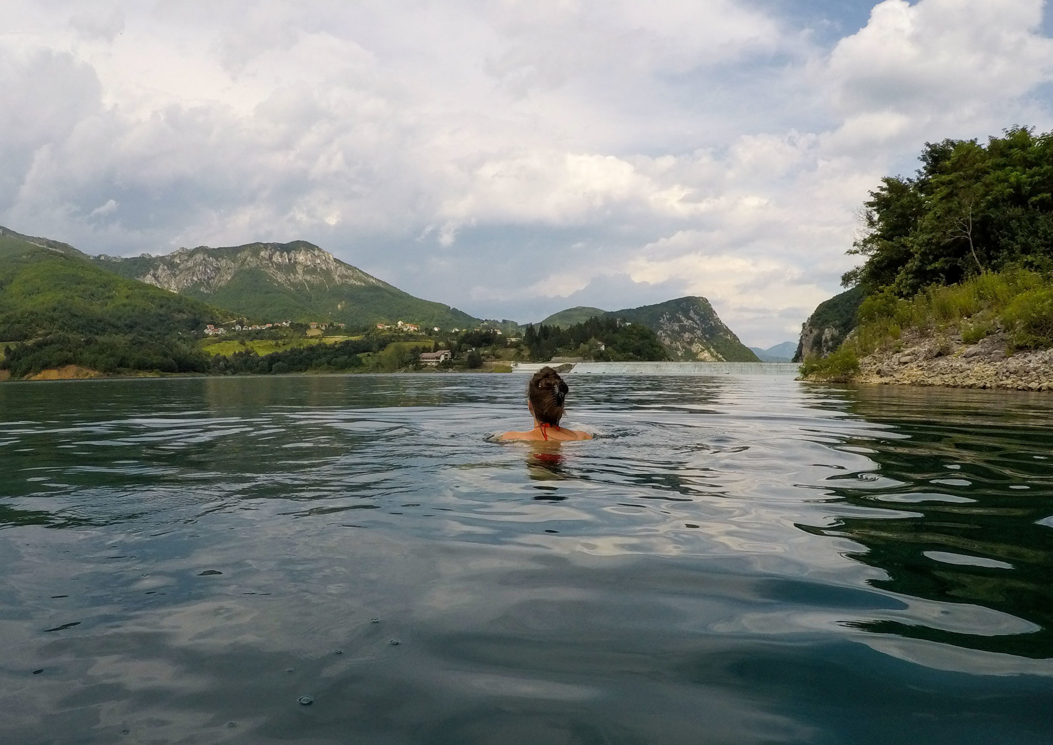 Baignade tranquille à Ramsko Jezero, le lac de Rama en Bosnie-Herzégovine - Un été nomade en Bosnie - Voyages et Vagabondages, le blog du voyage en solo et au féminin