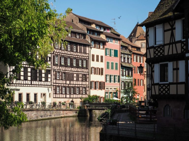 Maison à colombages - Au coeur de la Petite France à Strasbourg - Visiter Strasbourg au fil de l'eau: 2 jours dans la capitale alsacienne entre amies - Par Voyages et Vagabondages, le blog du voyage en solo au féminin - Récit, photos, conseils, idées de visite et bonnes adresses pour visiter Strasbourg