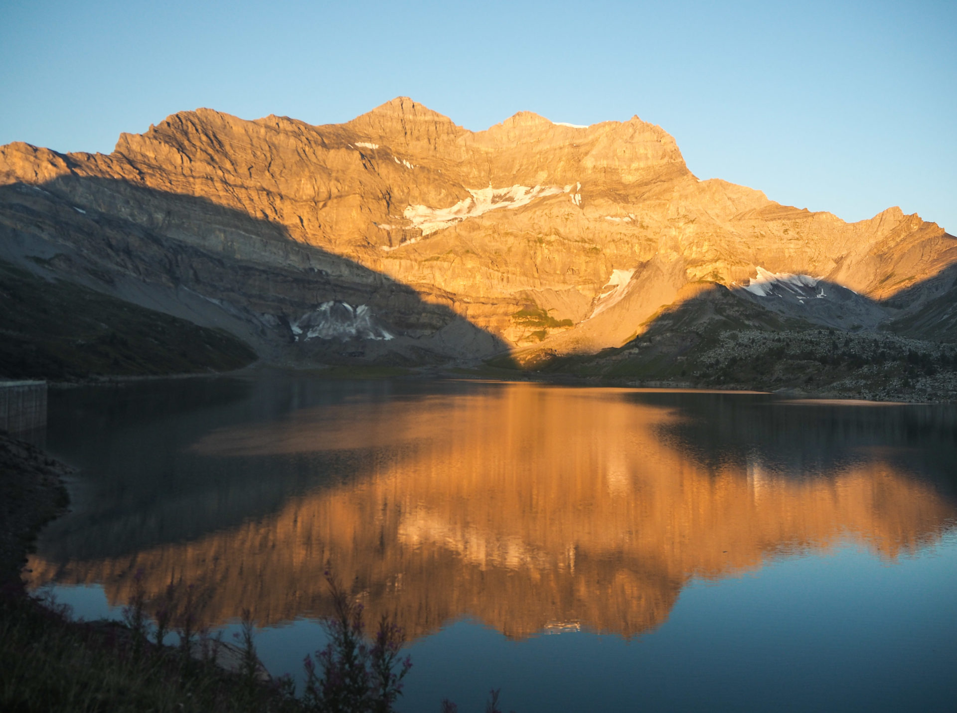 Lever de soleil sur le Lac de Salanfe - Faire le Tour des Dents du Midi en 6 jours en solo et en mode slow - Une randonnée itinérante, un trek à découvrir en Suisse dans le Valais