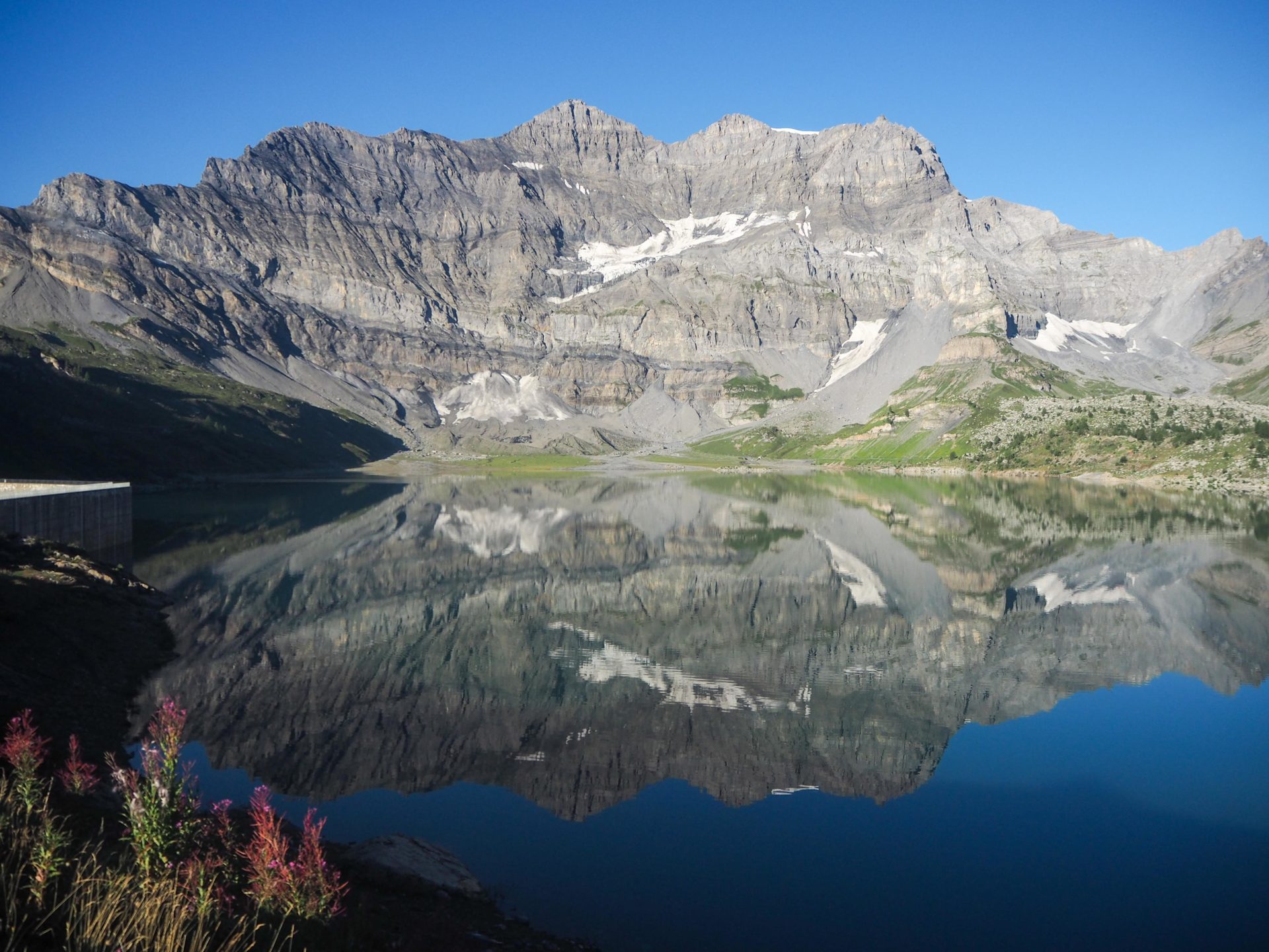 Reflets sur le Lac de Salanfe - Faire le Tour des Dents du Midi en 6 jours en solo et en mode slow - Une randonnée itinérante, un trek à découvrir en Suisse dans le Valais