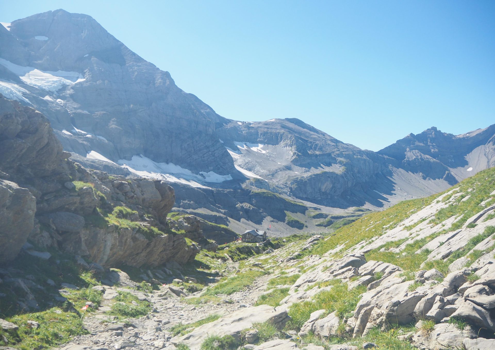 Descente vers la Cabane de Susanfe - Faire le Tour des Dents du Midi en 6 jours en solo et en mode slow - Une randonnée itinérante, un trek à découvrir en Suisse dans le Valais