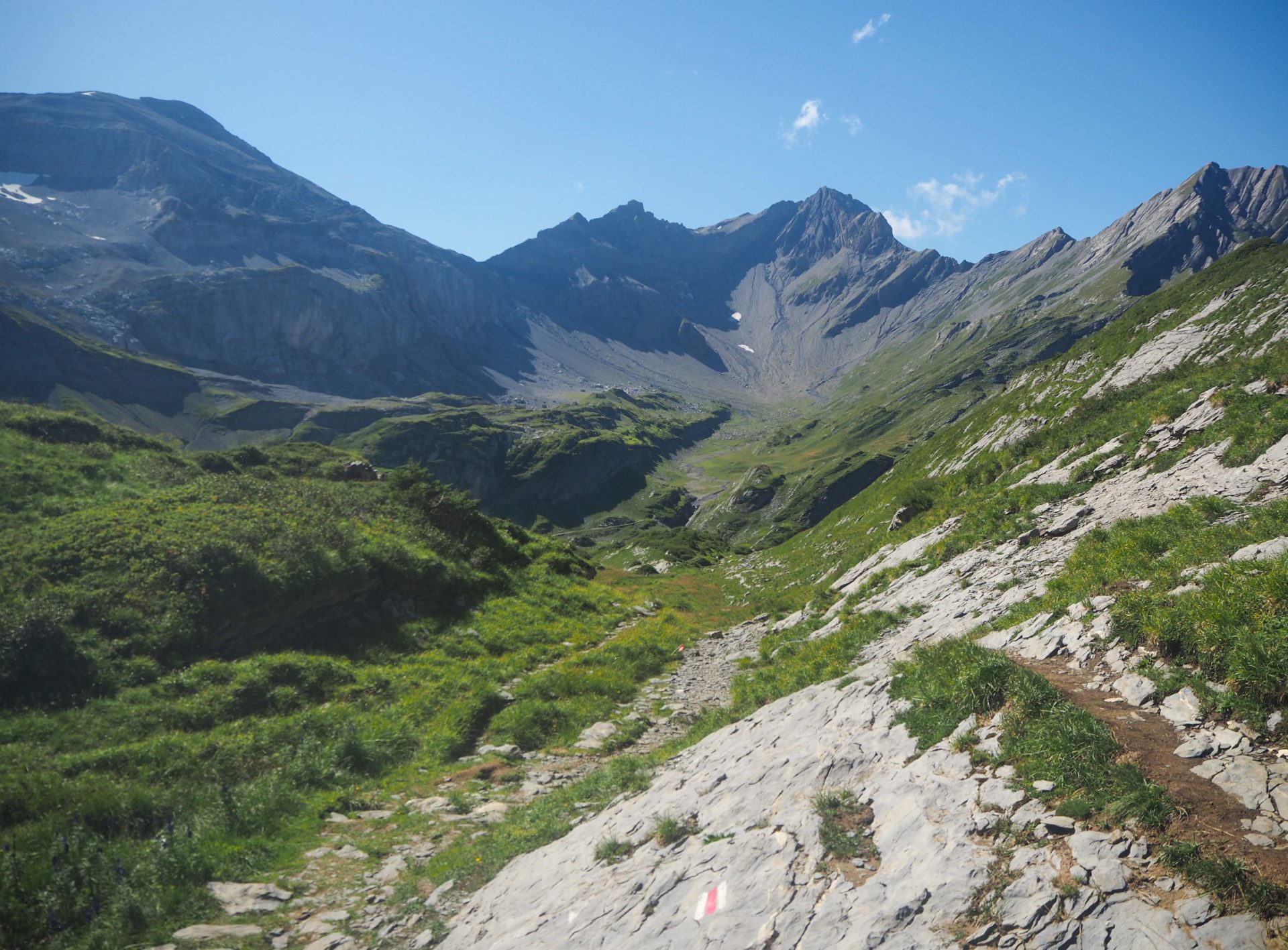 Descente vers la Cabane de Susanfe - Faire le Tour des Dents du Midi en 6 jours en solo et en mode slow - Une randonnée itinérante, un trek à découvrir en Suisse dans le Valais