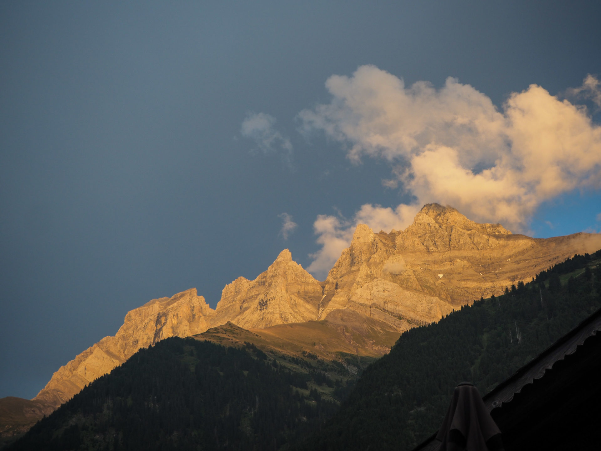 Les Dents du Midi au coucher du soleil - Faire le Tour des Dents du Midi en 6 jours en solo et en mode slow - Une randonnée itinérante, un trek à découvrir en Suisse dans le Valais