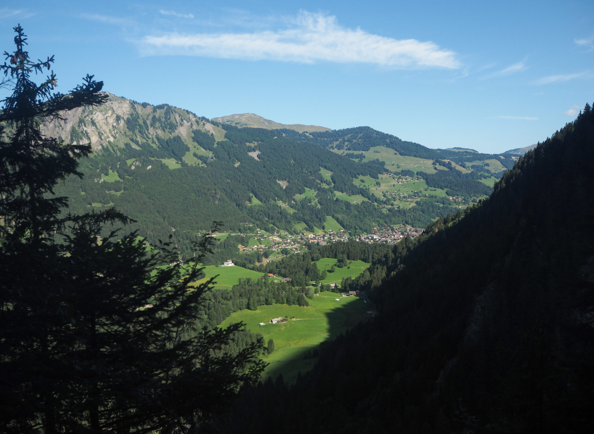 Vue sur la vallée de Champéry - Faire le Tour des Dents du Midi en 6 jours en solo et en mode slow - Une randonnée itinérante, un trek à découvrir en Suisse dans le Valais