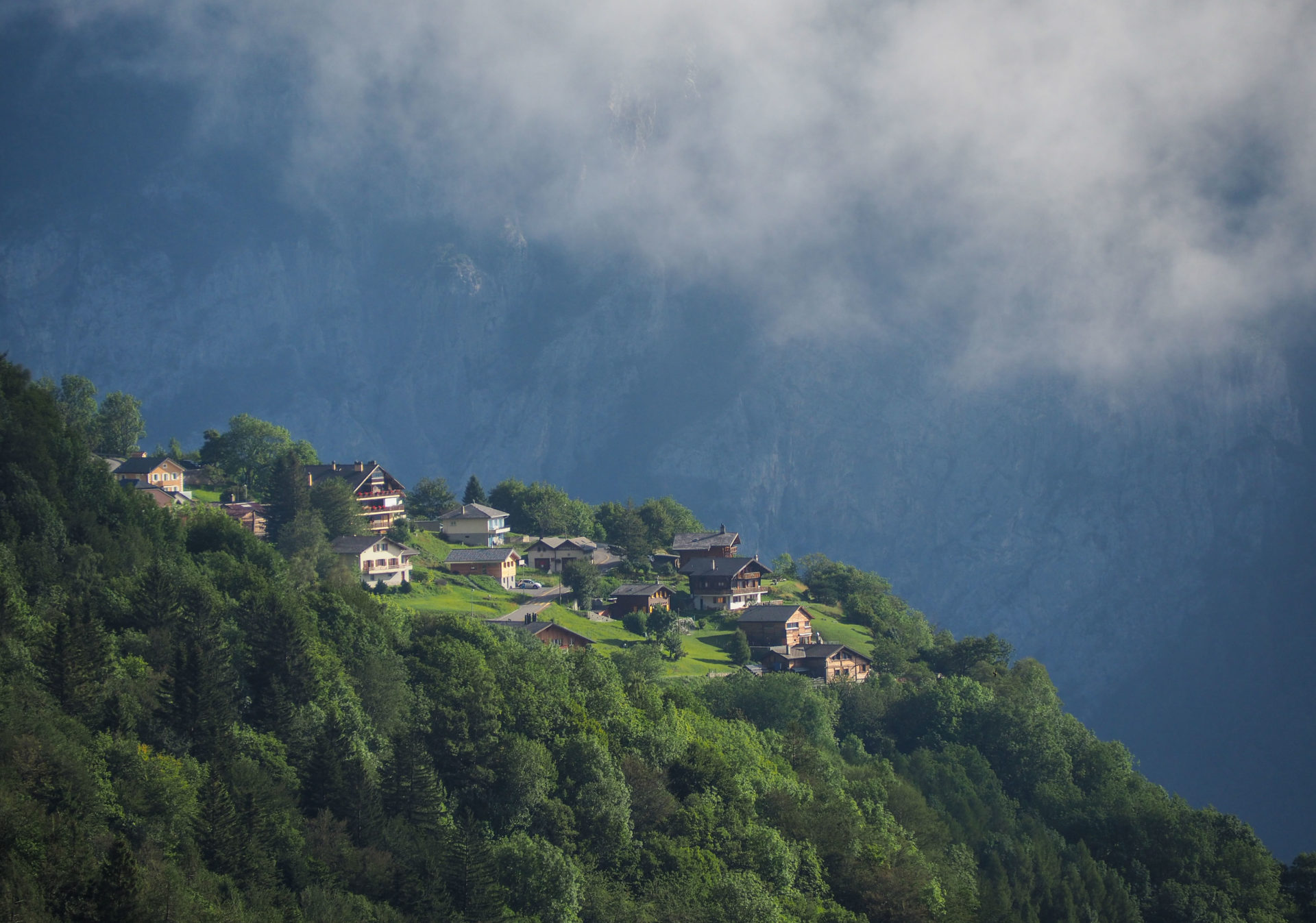 Le village de Mex sur le Tour des Dents du Midi - Faire le Tour des Dents du Midi en 6 jours en solo et en mode slow - Une randonnée itinérante, un trek à découvrir en Suisse dans le Valais