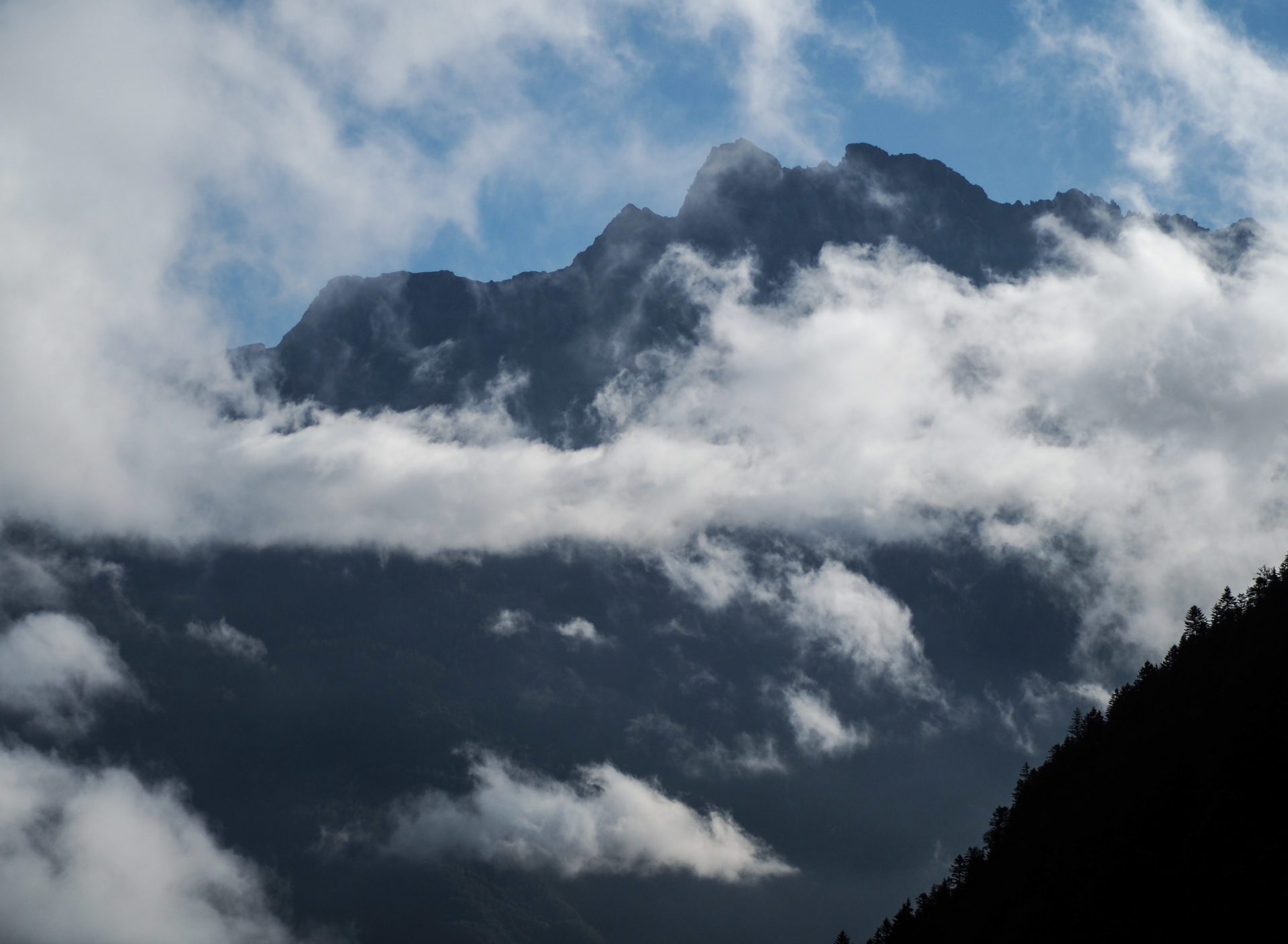 Le village de Mex sur le Tour des Dents du Midi - Faire le Tour des Dents du Midi en 6 jours en solo et en mode slow - Une randonnée itinérante, un trek à découvrir en Suisse dans le Valais