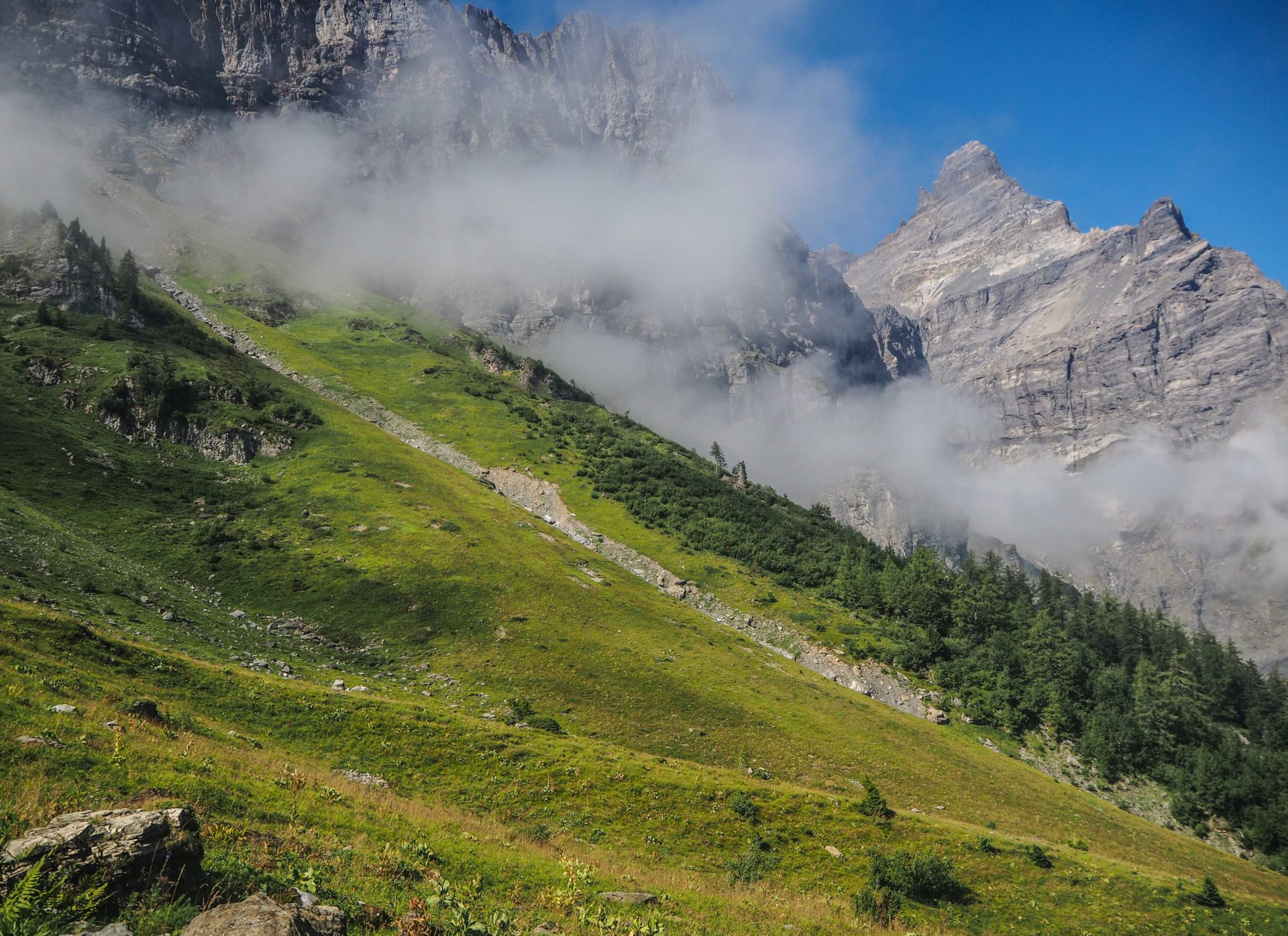 Ascension du Col de Jorat - Faire le Tour des Dents du Midi en 6 jours en solo et en mode slow - Une randonnée itinérante, un trek à découvrir en Suisse dans le Valais