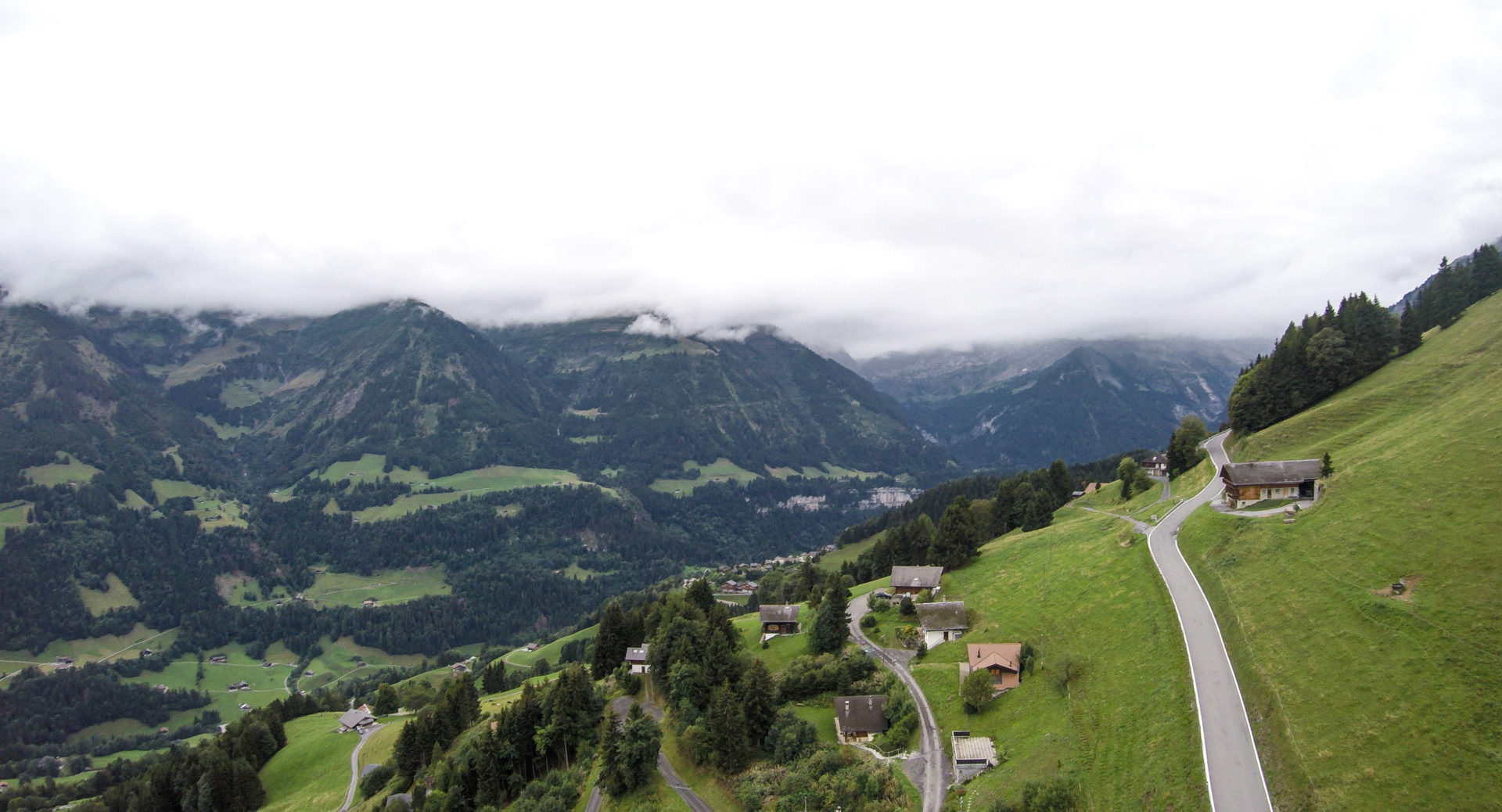 Vol en parapente à Val d'Illiez - Champéry: un séjour détente, nature et sport en Région Dents du Midi, au coeur du Valais dans les Alpes Suisses