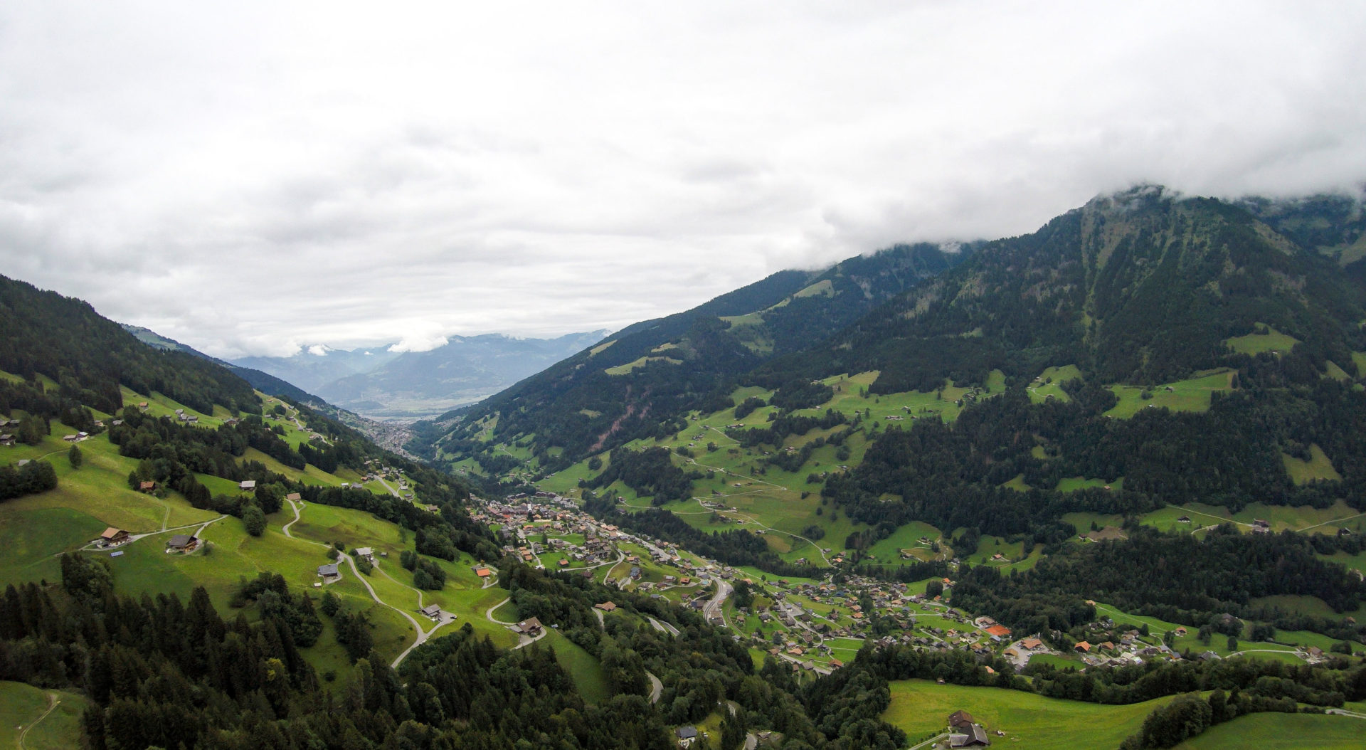 Vol en parapente à Val d'Illiez - Champéry: un séjour détente, nature et sport en Région Dents du Midi, au coeur du Valais dans les Alpes Suisses
