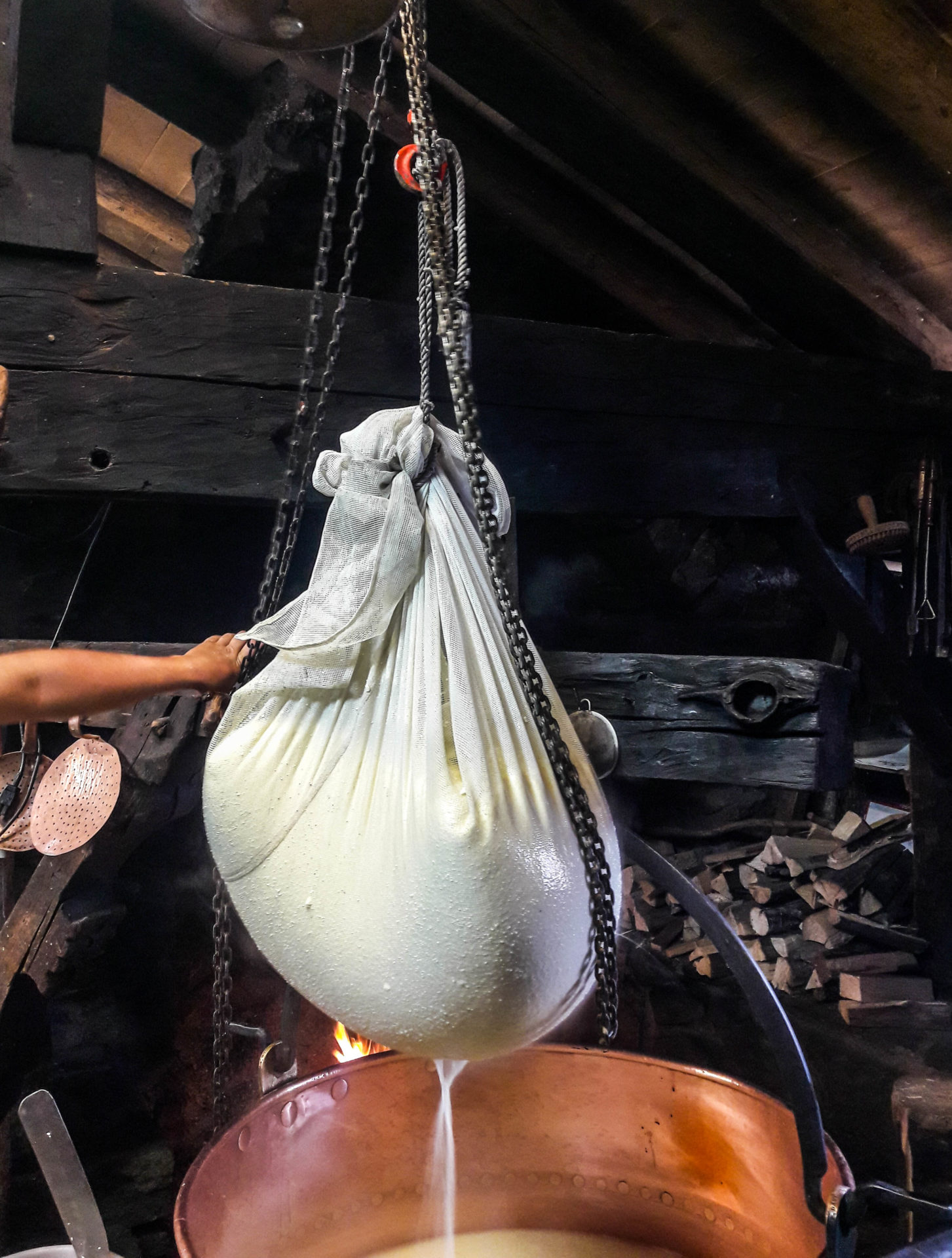 Fabrication traditionnelle de fromage à raclette à l'Alpage Lapisa à Champéry - Champéry: un séjour détente, nature et sport en Région Dents du Midi, au coeur du Valais dans les Alpes Suisses