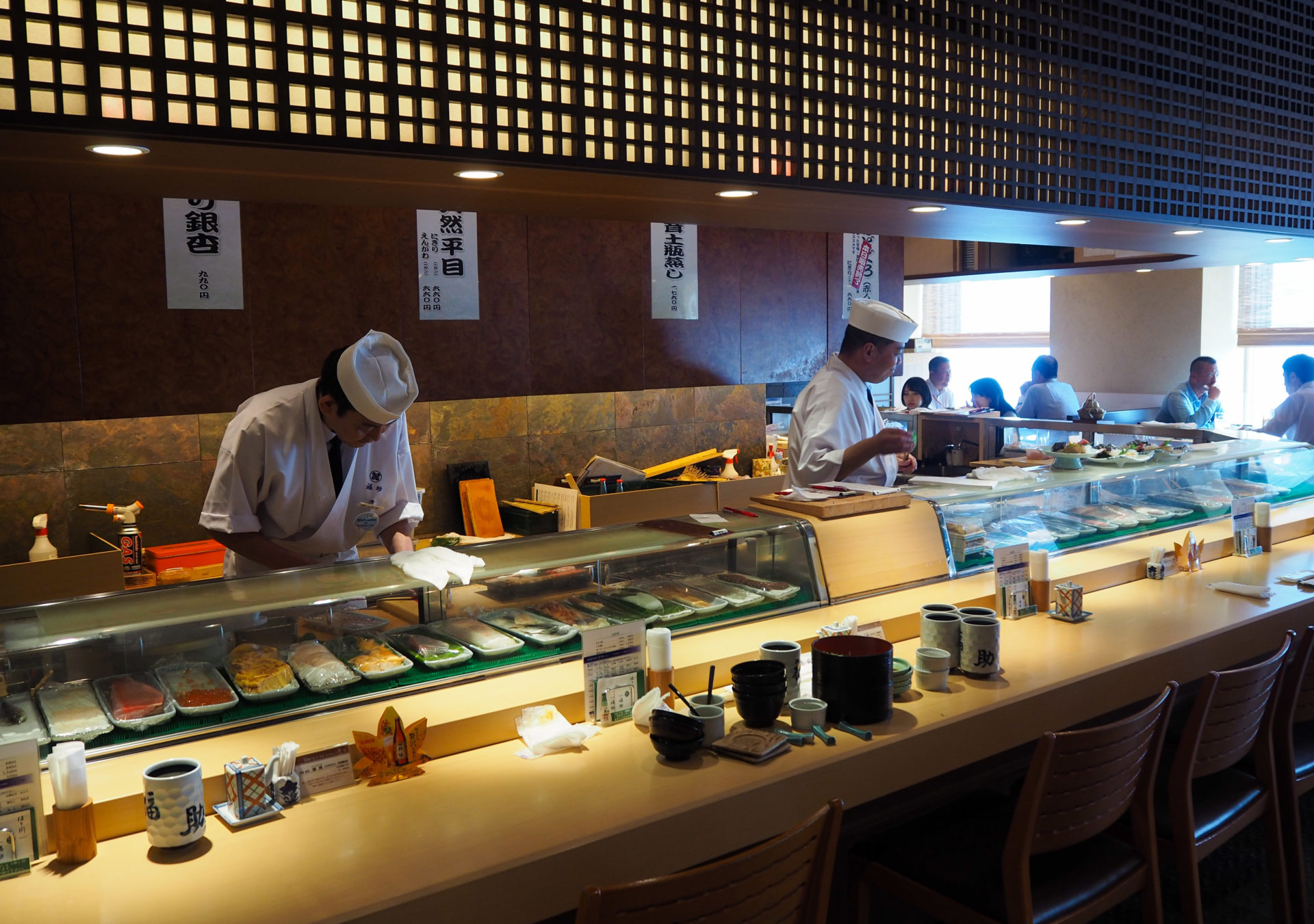 Restaurant de sushis à Ikebukuro - Escale à Tokyo: 24h dans la capitale du Japon - Tokyo en 24h - Récit et itinéraire pour visiter Tokyo en une journée