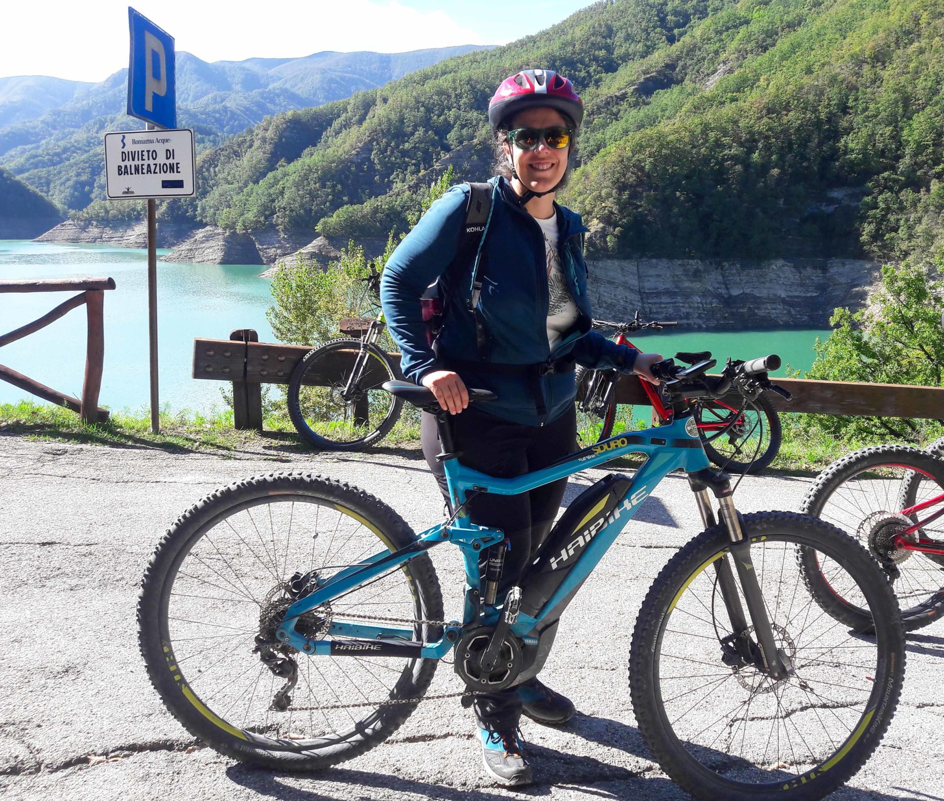 VTT électrique au barrage de Ridracoli - Un voyage nature en Emilie-Romagne, au coeur du Delta du Pô sur la côte Adriatique et du Parc national de la Forêt Casentinesi, Mont Falterona et Campigna dans les Apennins en Italie