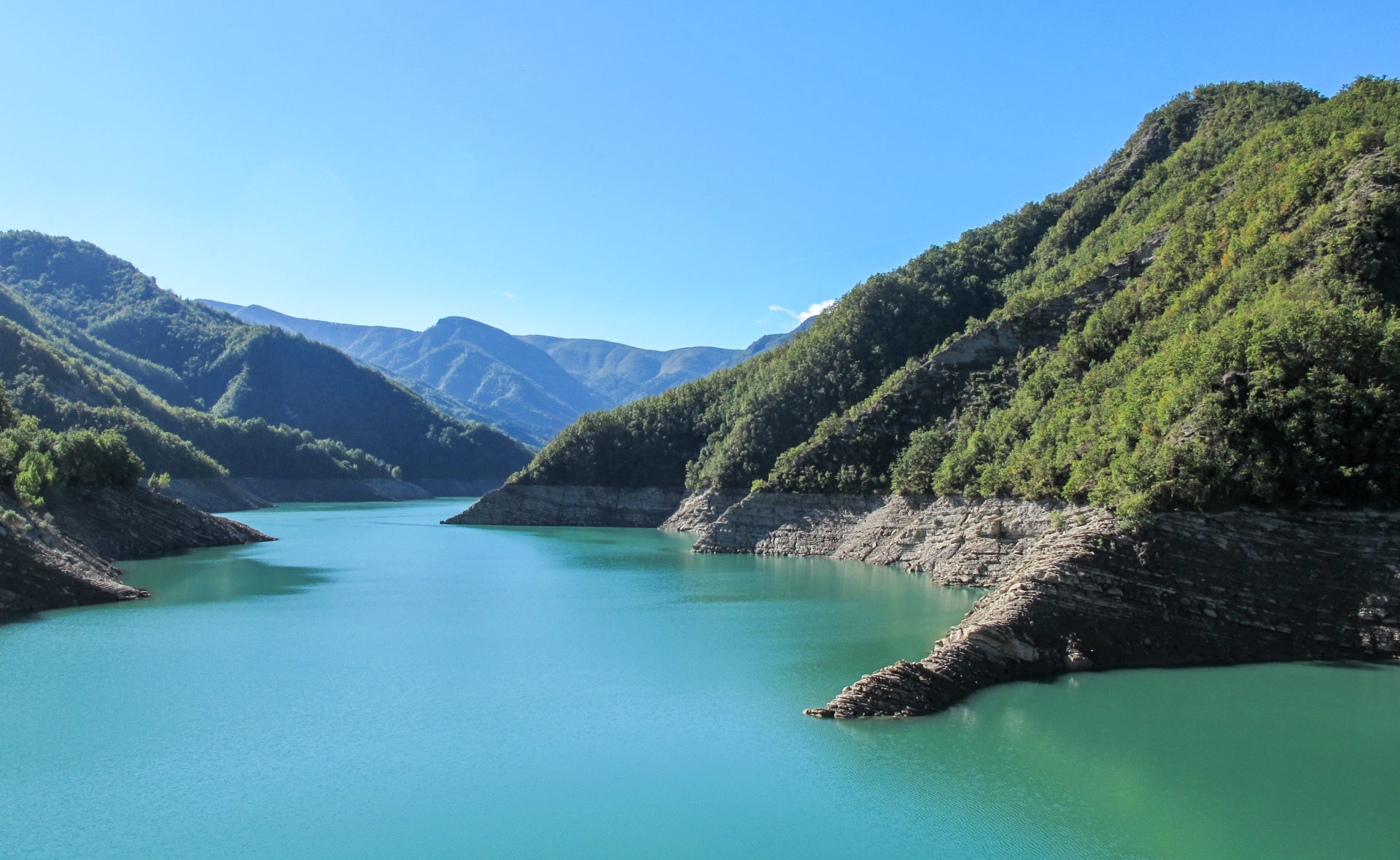VTT électrique au barrage de Ridracoli - Un voyage nature en Emilie-Romagne, au coeur du Delta du Pô sur la côte Adriatique et du Parc national de la Forêt Casentinesi, Mont Falterona et Campigna dans les Apennins en Italie