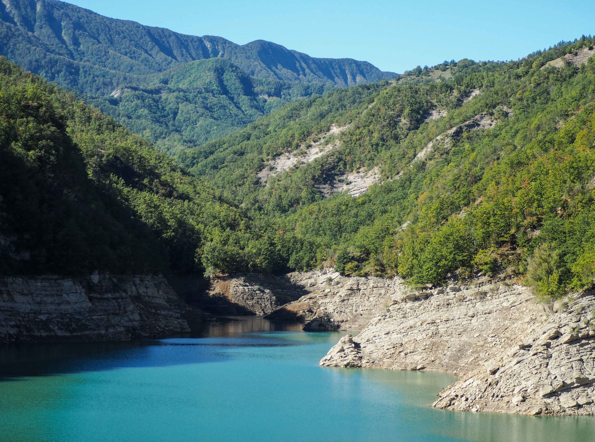 VTT électrique au barrage de Ridracoli - Un voyage nature en Emilie-Romagne, au coeur du Delta du Pô sur la côte Adriatique et du Parc national de la Forêt Casentinesi, Mont Falterona et Campigna dans les Apennins en Italie