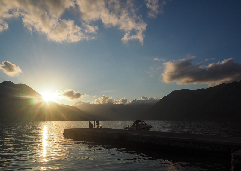 Baie de Kotor au Monténégro au coucher du soleil - L' après - L'après nomadisme et la vie sédentaire