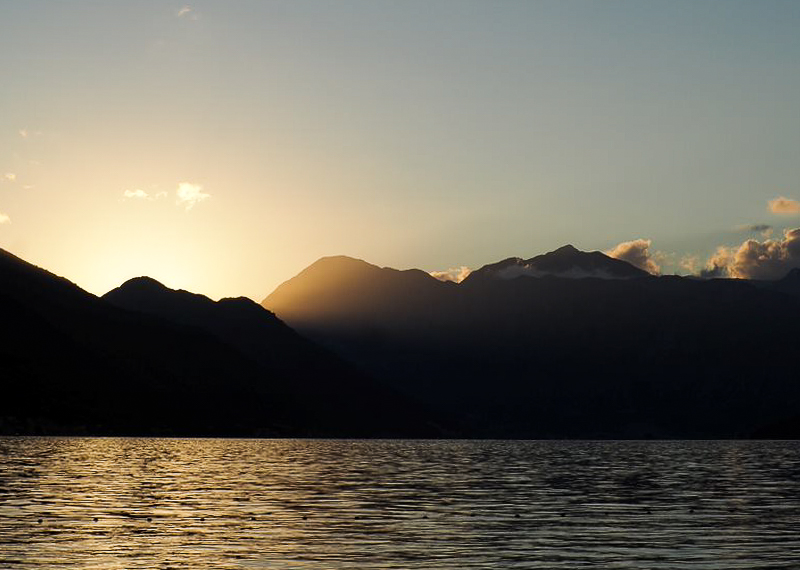 Baie de Kotor au Monténégro au coucher du soleil - L' après - L'après nomadisme et la vie sédentaire