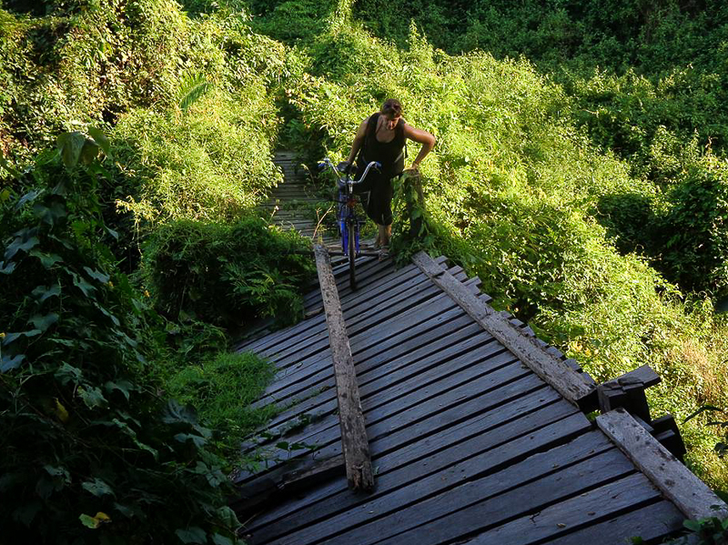 Traversée d'un pont aux 4000 îles au Laos