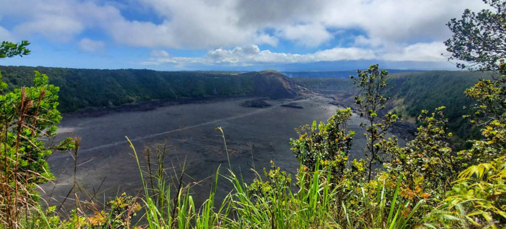 Randonner au coeur d'un cratère de volcan à Volcano National Park, Big Island, Hawaii
