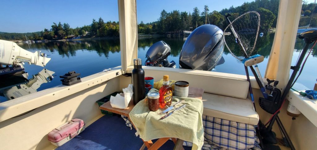 Petit-déjeuner sur le bateau à Deer Harbour à l'île des Orques