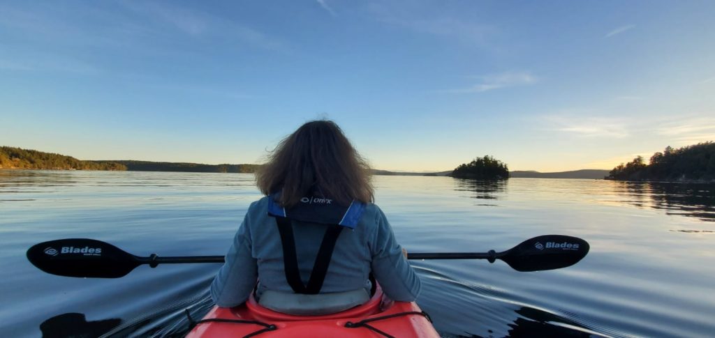 En kayak sur l'île des Orques aux États-Unis au coucher du soleil