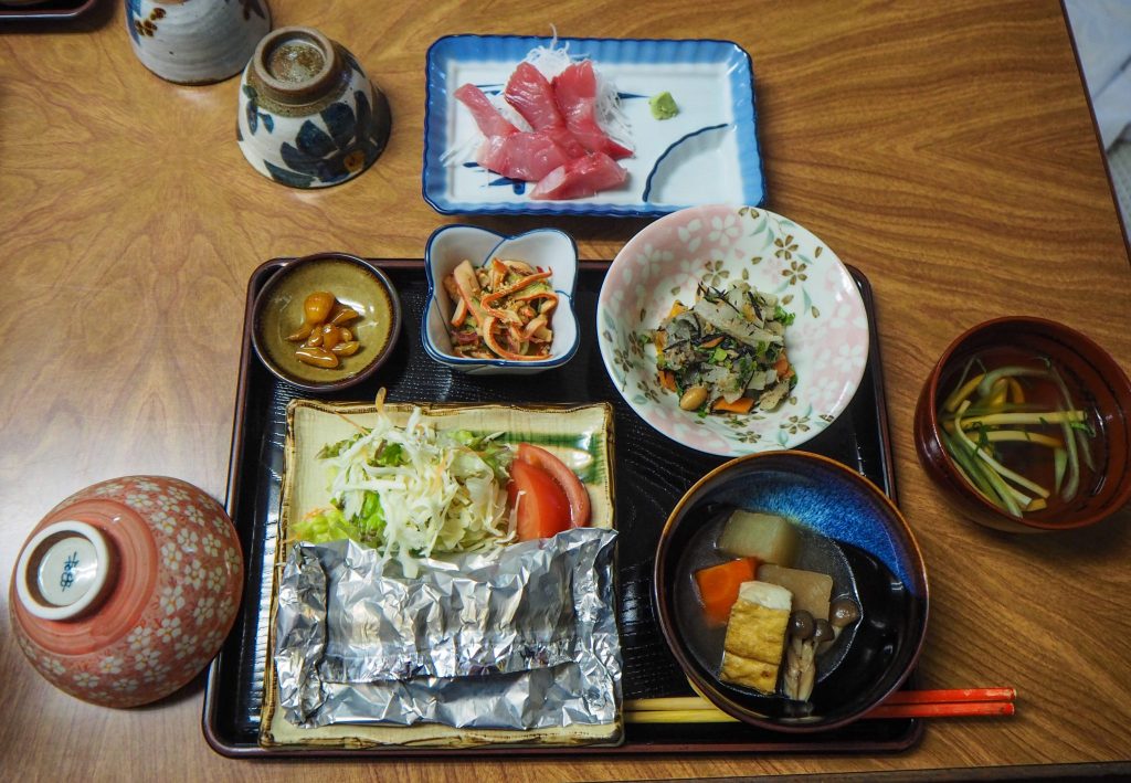 Une expérience traditionnelle et unique au Japon: dormir dans une guesthouse traditionnelle sur l'île de Taketomi à Okinawa