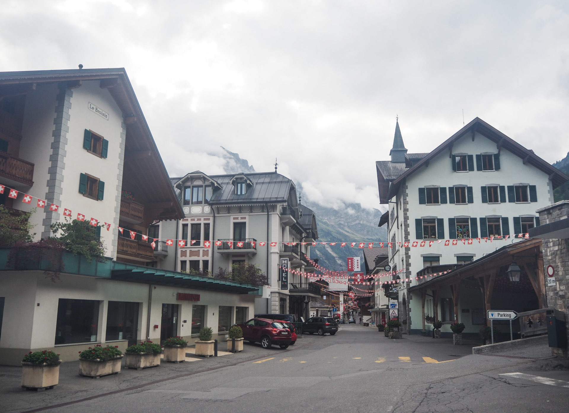 Promenade dans la ville de Champéry - Champéry: un séjour détente, nature et sport en Région Dents du Midi, au coeur du Valais dans les Alpes Suisses