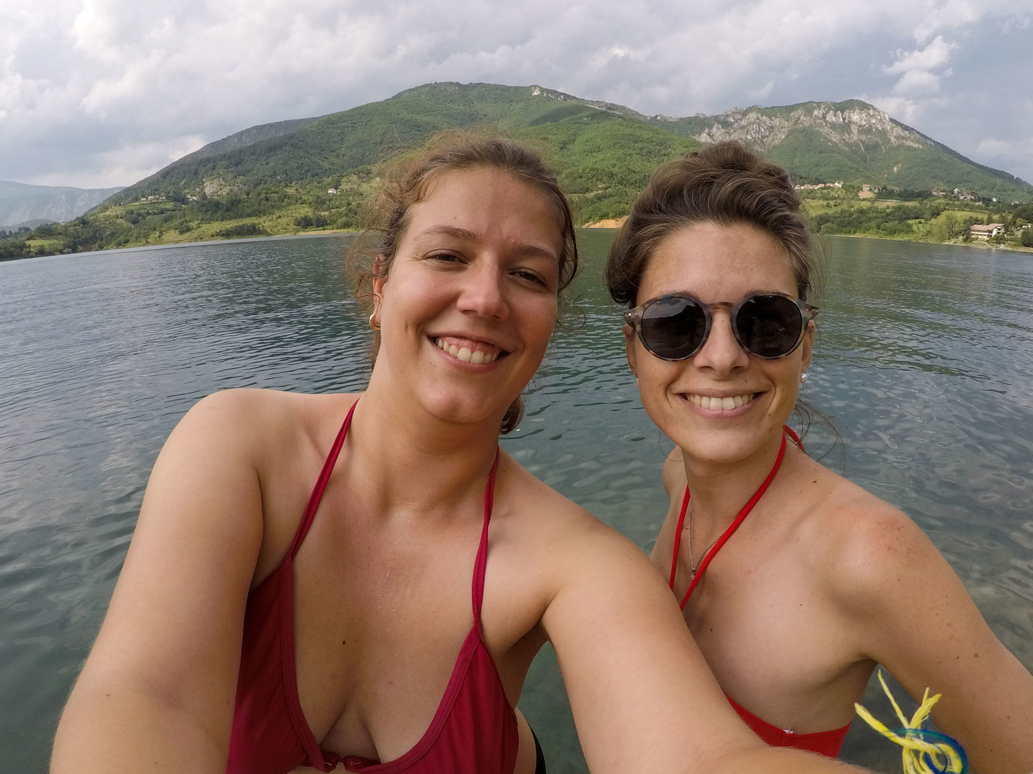 Deux voyageuses, seules, à Ramsko Jezero, le lac de Rama en Bosnie-Herzégovine - Un été nomade en Bosnie - Voyages et Vagabondages, le blog du voyage en solo et au féminin