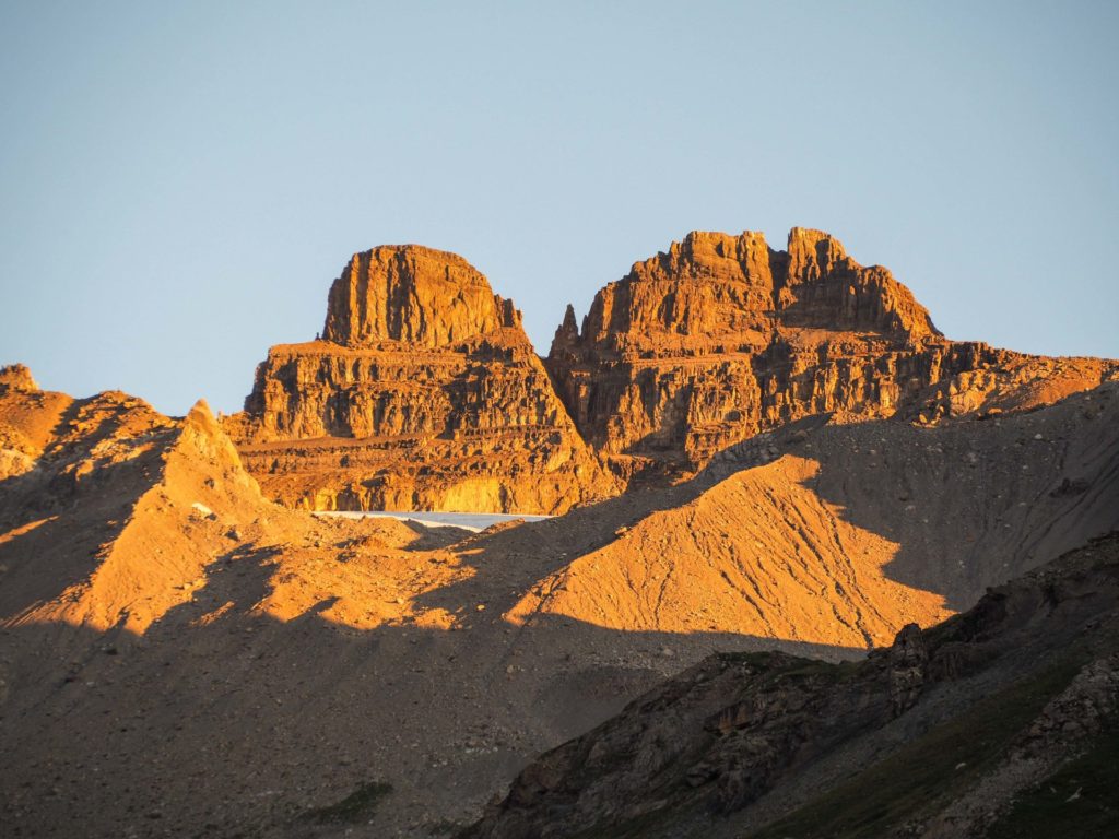 Lever de soleil sur le Lac de Salanfe - Faire le Tour des Dents du Midi en 6 jours en solo et en mode slow - Une randonnée itinérante, un trek à découvrir en Suisse dans le Valais