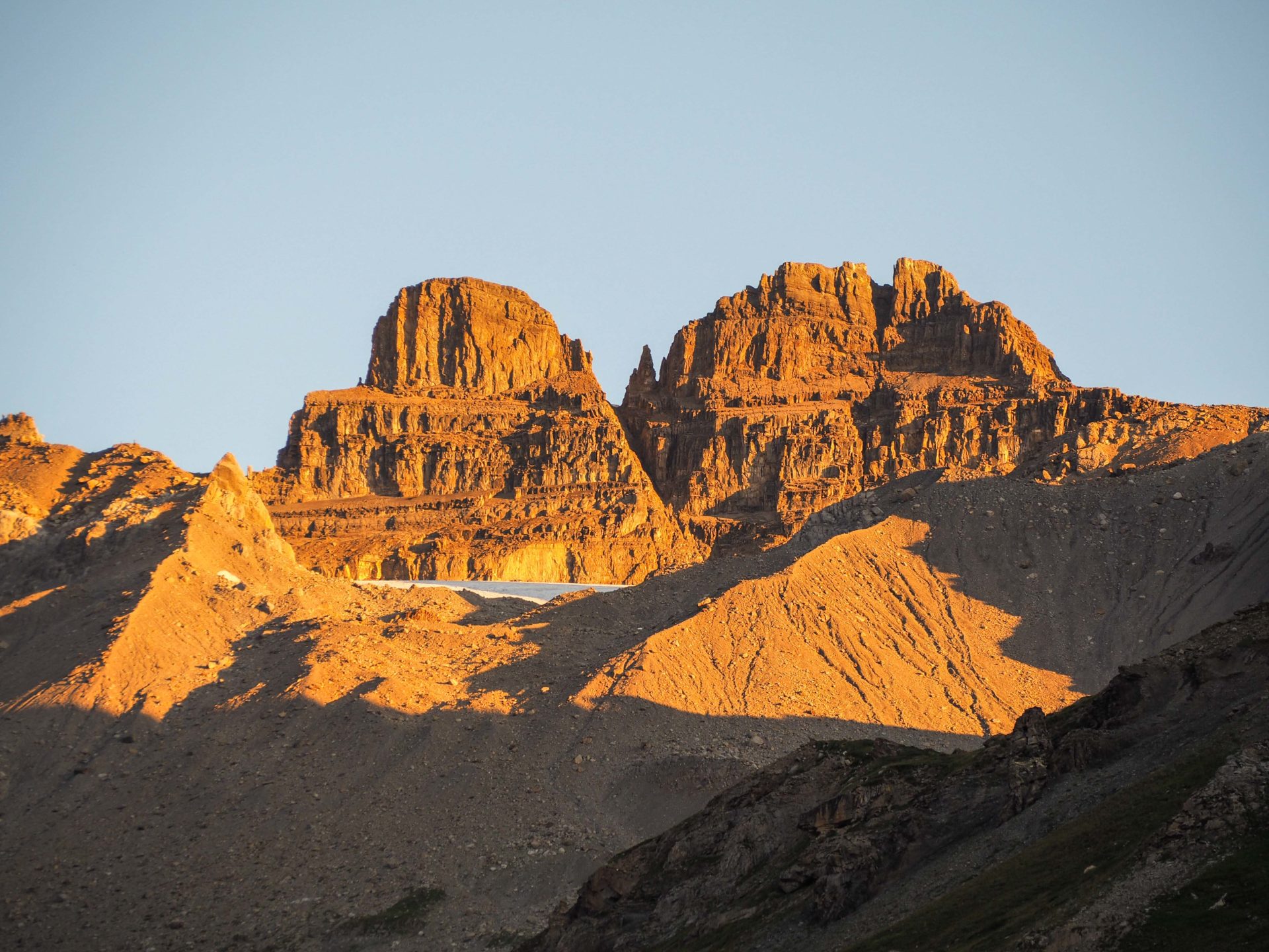 Lever de soleil sur le Lac de Salanfe - Faire le Tour des Dents du Midi en 6 jours en solo et en mode slow - Une randonnée itinérante, un trek à découvrir en Suisse dans le Valais