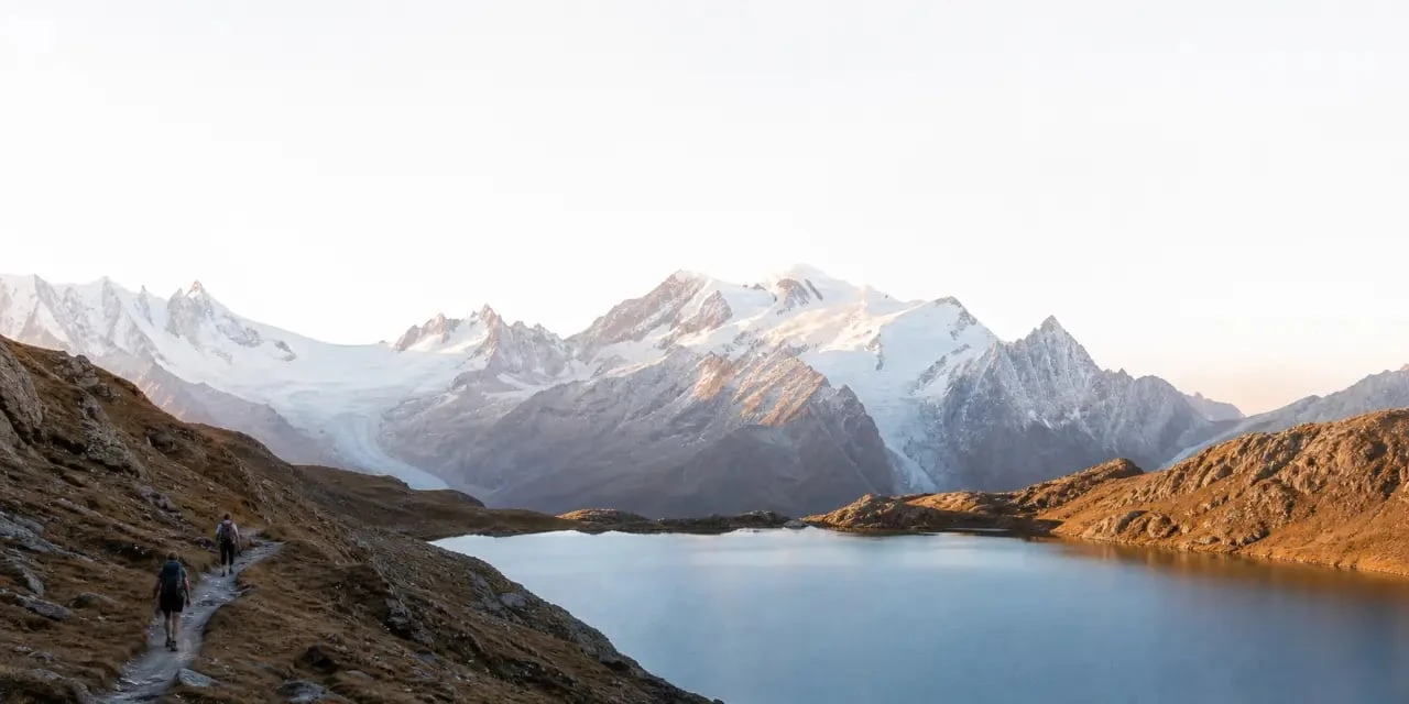Randonnée Haute-Savoie : sentier alpin face au Mont-Blanc et lac de montagne
