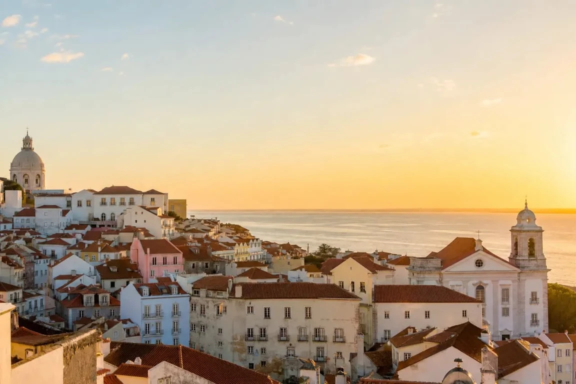 Lisbonne en 3 jours : panorama de l’Alfama et du Tage au coucher du soleil